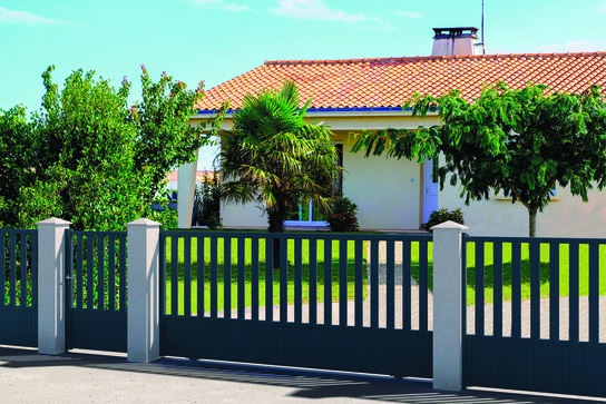 Gate alignment with fencing