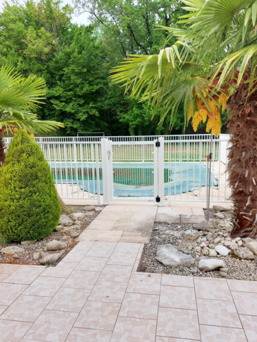 Barrière de piscine barreaudée