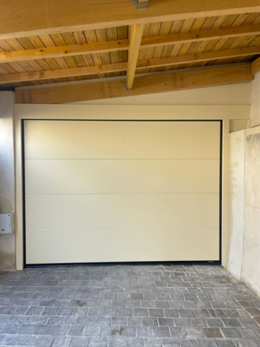 Porte de garage RAL 1015 avec structure et habillage complet